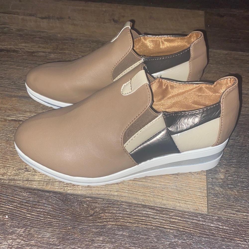 NWOT woman’s boutique shoes size 7